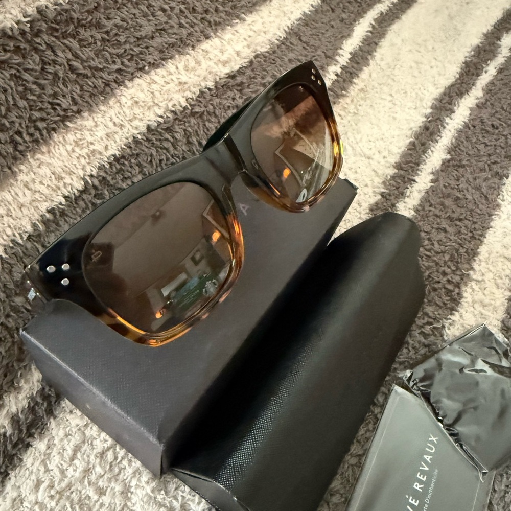 NEW IN BOX PRIVE REVAUX “THE CLASSIC “POLARIZED SUNGLASSES
52-22-150 - Picture 2 of 11